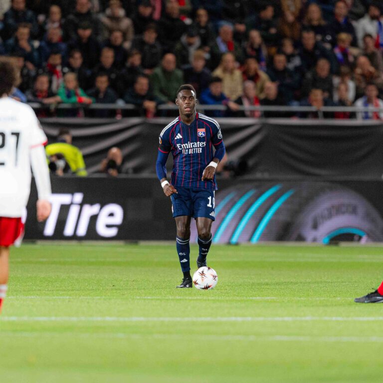 Moussa Niakhaté solide : Lyon s’impose 1-0 sur la pelouse d’Utrecht