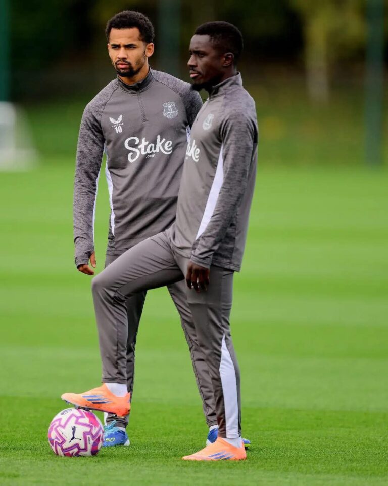 🗣️ David Moyes : « Il Faut Respecter Cette Compétition » – Ndiaye et Gueye Disputent leur Dernier Match Avant la CAN